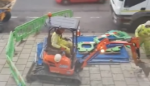 Mit dem Minibagger Bodenplatten zerkloppen