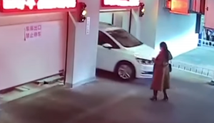 Im automatischen Parkhaus verlaufen