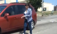 Die Frau fährt einen heißen Reifen