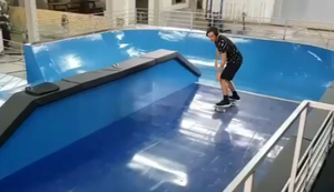 Mit dem Skateboard auf der Welle reiten