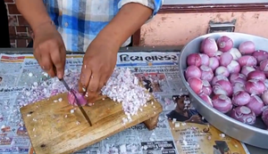 Zwiebeln klein schneiden in Indien