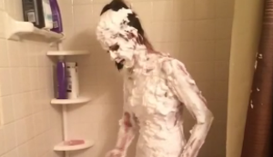 Eine Frau vor ihrem Date