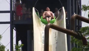 Riesenspass auf der Wasserrutsche Riesenspass auf der Wasserrutsche