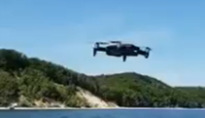 Die Drohne fliegen lassen