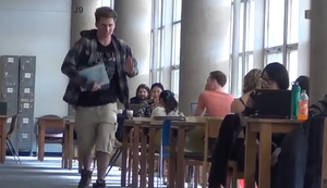 Mit neuen Schuhen in der Bibliothek