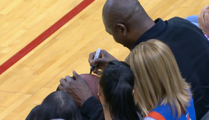 Signierten Basketball fangen