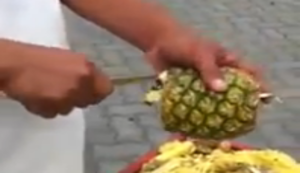 Ananas in kleine Stücke schneiden