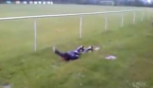 Durch die Pfütze schwimmen