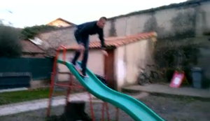 Mit dem Skateboard auf die Rutsche Mit dem Skateboard auf die Rutsche