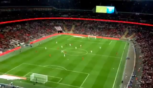 Papierflieger im Stadion