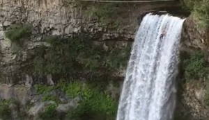 Riesenschaukel am Wasserfall