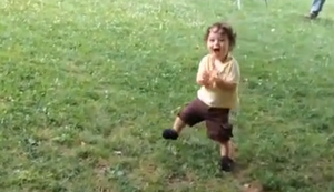 Knirps hat die Massen im Griff