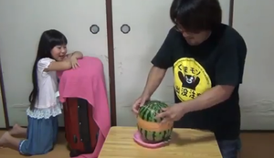 Wenn Papa mit der Melone spielt