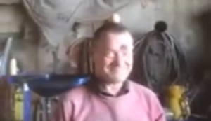 Ei auf dem Kopf balancieren Ei auf dem Kopf balancieren