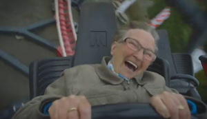 Oma auf der Achterbahn