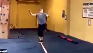 Genialer Slackline-Sprung Genialer Slackline-Sprung