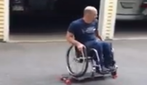 Skater im Rollstuhl Skater im Rollstuhl