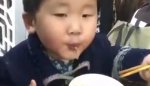 Der Kleine nimmt den Mund zu voll