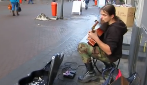 Beeindruckender Straßenmusiker aus Polen