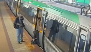 Fuss zwischen Zug und Bahnsteig eingeklemmt