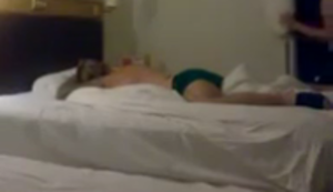 Den Bettnachbarn wecken Den Bettnachbarn wecken