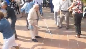 Opa wirf die Krücken weg! Opa wirf die Krücken weg!