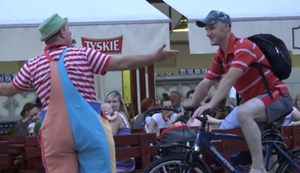 Der Clown und der Fahrradfahrer