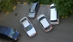 Zwei Frauen ein Parkplatz