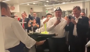 Sabrieren einer Champagnerflasche