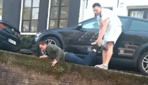 Eine Dose aus dem Kanal fischen