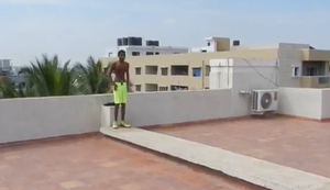 Vom Hoteldach in den Pool springen Vom Hoteldach in den Pool springen