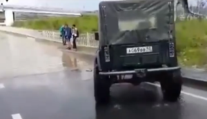 Mit dem Jeep durch die Pfütze Mit dem Jeep durch die Pfütze