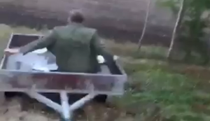 Mit dem Anhänger einen Berg hinunter