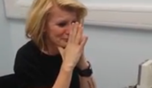 Frau hört zum ersten Mal