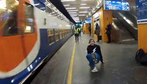 Salto in der U-Bahn-Station Salto in der U-Bahn-Station