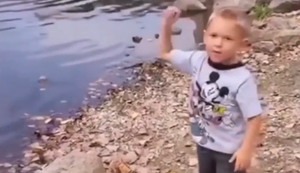 Stein ins Wasser werfen