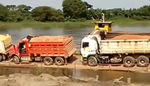 Mit der Fähre über den Fluß Mit der Fähre über den Fluß