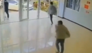 Zwei Typen - eine Glasscheibe