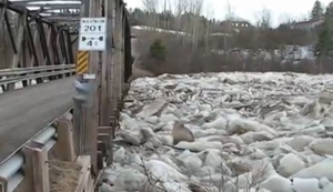 Eisbrocken vs Brücke