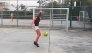 Frauenfussball mit High-Heels