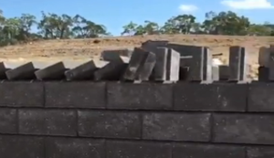 Domino beim Mauerbau