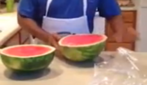 Melone in mundgerechte Stücke schneiden