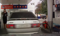 Eine Frau an der Tankstelle