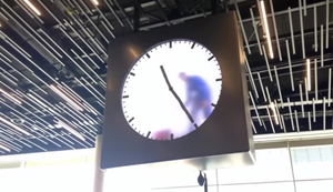Eine Uhr am Flughafen Amsterdam