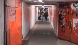 Durch den Spielertunnel bei Roter Stern Belgrad