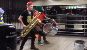 Strassenmusik in New Yorker U-Bahn-Station Strassenmusik in New Yorker U-Bahn-Station