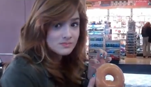 Wie eine Dame einen Donut verspeist