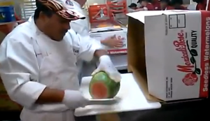 Wassermelonen schälen