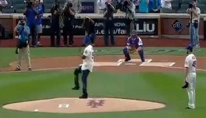 50 Cent wirft den ersten Ball