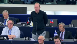 Martin Sonneborn verabschiedet sich von Angela Merkel